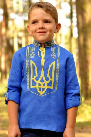 Вышиванка для мальчика с традиционным сине-голубым орнаментом.