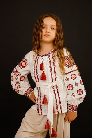Вишиванка для дівчинки «Олеся» біла з червоним — лляна сорочка з вишивкою хрестиком Вишиванка для дівчинки «Олеся» біла з червоним — лляна сорочка з вишивкою хрестиком