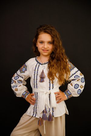 Вишиванка для дівчинки «Олеся» біла з синім — лляна сорочка з вишивкою хрестиком Вишиванка для дівчинки «Олеся» біла з синім — лляна сорочка з вишивкою хрестиком