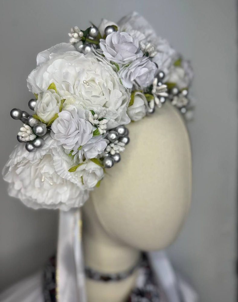 Украинский белый венок с лентами ручной работы Украинский белый венок с лентами ручной работы