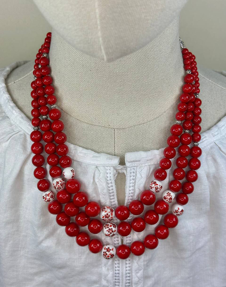 Коралловое трёхрядное красное ожерелье — ручная работа Коралловое трёхрядное красное ожерелье — ручная работа