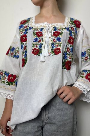 Жіноча вишиванка з маками та волошками