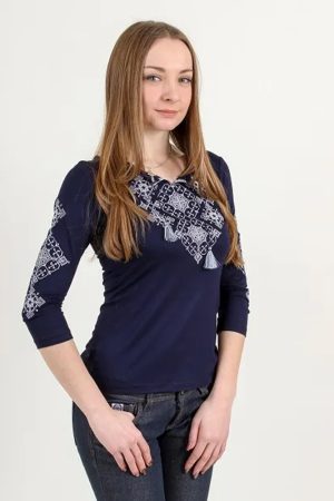 Футболка вишиванка жіноча «Слов’янський амулет» трикотаж синя з сірою вишивкою, рукав ¾ Футболка вишиванка жіноча «Слов’янський амулет» трикотаж синя з сірою вишивкою, рукав ¾