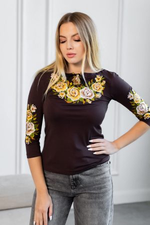 Футболка вишиванка жіноча «Тіффані» трикотаж шоколадна з квітковою вишивкою, рукав ¾ Футболка вишиванка жіноча «Тіффані» трикотаж шоколадна з квітковою вишивкою, рукав ¾