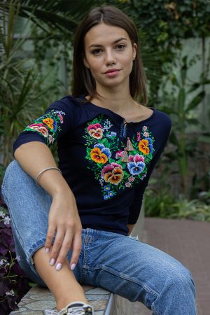 Футболка вишиванка жіноча «Анюта плюс» трикотаж темно-синя з яскравою вишивкою, рукав ¾ Футболка вишиванка жіноча «Анюта плюс» трикотаж темно-синя з яскравою вишивкою, рукав ¾