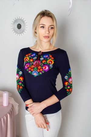 Футболка вишиванка жіноча «Семицвіт плюс» трикотаж темно-синя з кольоровою вишивкою, рукав ¾ Футболка вишиванка жіноча «Семицвіт плюс» трикотаж темно-синя з кольоровою вишивкою, рукав ¾
