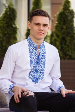 Вишиванка чоловіча «Полковник плюс» біла з синьою вишивкою, довгий рукав, машинна вишивка хрестиком Вишиванка чоловіча «Полковник плюс» біла з синьою вишивкою, довгий рукав, машинна вишивка хрестиком