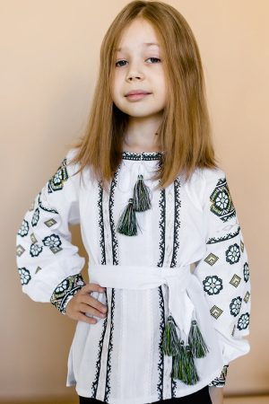 Вишиванка для дівчинки «Олеся» лляна біла з зеленою вишивкою, пояс і китички, довгі рукави Вишиванка для дівчинки «Олеся» лляна біла з зеленою вишивкою, пояс і китички, довгі рукави