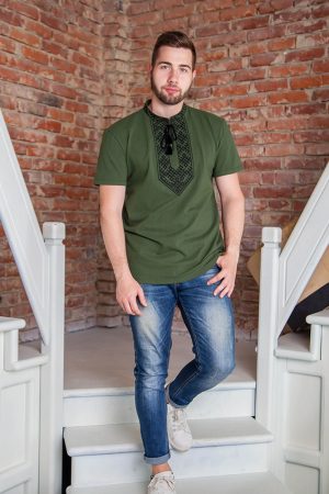 Футболка-вишиванка чоловіча «Височінь» хакі з чорною вишивкою Футболка-вишиванка чоловіча «Височінь» хакі з чорною вишивкою