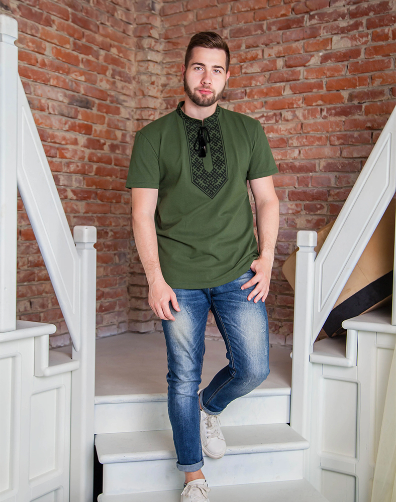 Футболка-вишиванка чоловіча «Височінь» хакі з чорною вишивкою Футболка-вишиванка чоловіча «Височінь» хакі з чорною вишивкою