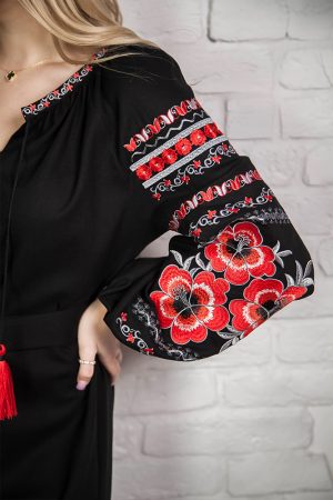 Сукня вишиванка жіноча «Вогняна пелюстка» лляна чорна з червоною вишивкою, довгий рукав, пояс із китицями