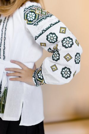 Вишиванка для дівчинки «Олеся» лляна біла з зеленою вишивкою, пояс і китички, довгі рукави