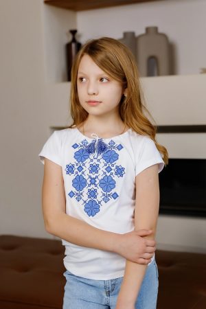 Футболка-вышиванка для девочки «Цветочный ритм» белая с синей вышивкой, трикотаж