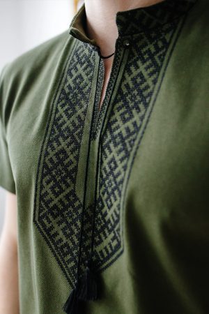 Футболка-вишиванка чоловіча «Височінь» хакі з чорною вишивкою