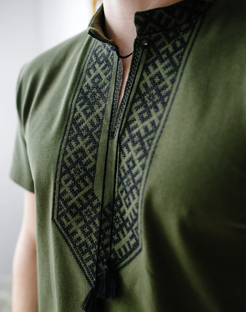 Футболка-вишиванка чоловіча «Височінь» хакі з чорною вишивкою Футболка-вишиванка чоловіча «Височінь» хакі з чорною вишивкою