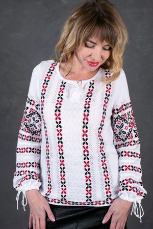 Женский трикотажный джемпер-вышиванка белого цвета