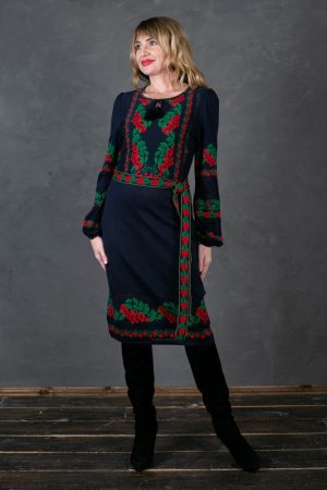 Жіноча трикотажна сукня-вишиванка з поясом (чорний або синій колір)