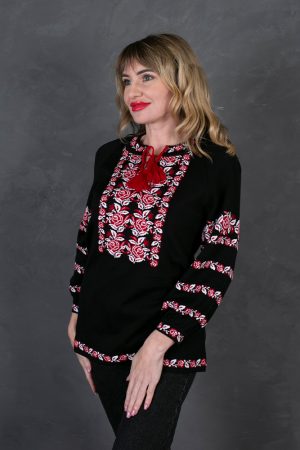 Жіноча трикотажна сукня-вишиванка з поясом (чорний або синій колір)