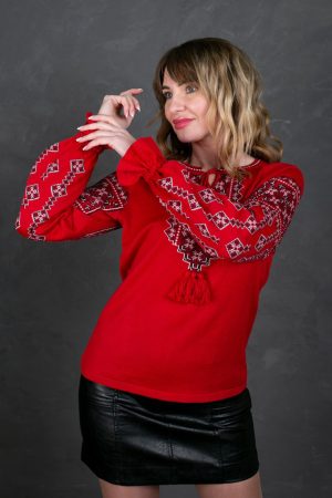 Женский трикотажный джемпер-вышиванка красного цвета