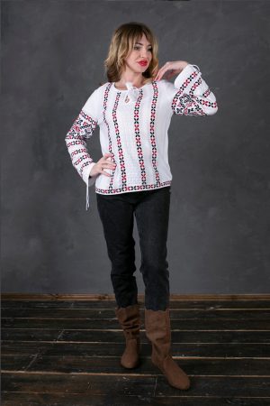 Женский трикотажный джемпер-вышиванка белого цвета