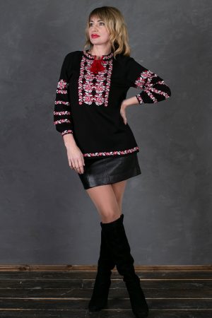 Жіночий трикотажний джемпер-вишиванка чорного або білого кольору