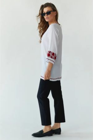 Блуза вышитая «Трояндови росы» — белый штапель, 3/4