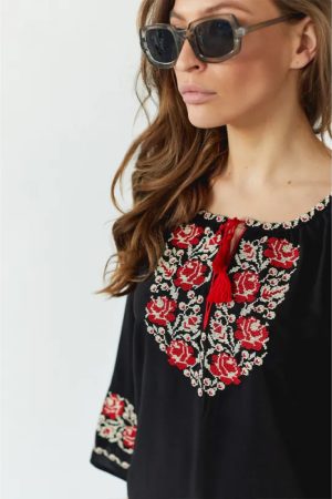 Блуза вышитая «Трояндови росы» — чёрный штапель, 3/4