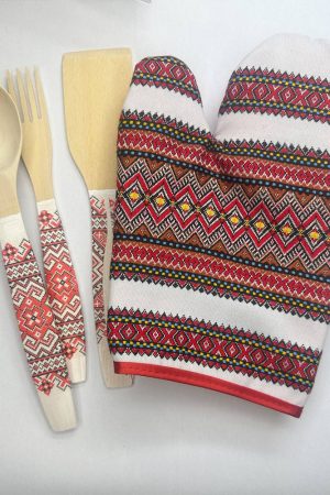 Сувенірний подарунковий набір «Український стиль» — дерев’яні кухонні прибори з орнаментом + прихватка з вишивкою Сувенірний подарунковий набір «Український стиль» — дерев’яні кухонні прибори з орнаментом + прихватка з вишивкою