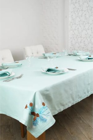 Столовий набір Зимовий настрій — скатертина 220×137 см + 6 серветок 40×40 см, ментоловий льон з зимовою вишивкою Столовий набір Зимовий настрій — скатертина 220×137 см + 6 серветок 40×40 см, ментоловий льон з зимовою вишивкою