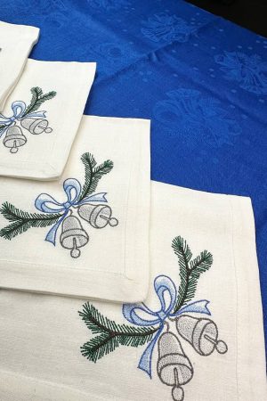 Різдвяна серветка 40×40 см з вишивкою дзвоників у синіх тонах — новорічна святкова серветка для столу Різдвяна серветка 40×40 см з вишивкою дзвоників у синіх тонах — новорічна святкова серветка для столу