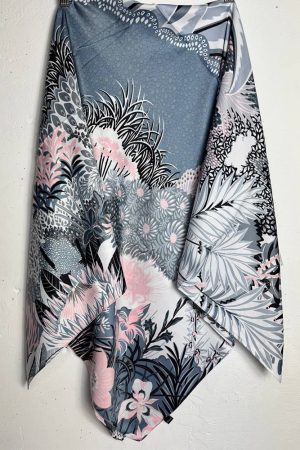 Палантин / шарф шовковий з квітковим візерунком сіро-рожевий, 100% шовк 130×130 см