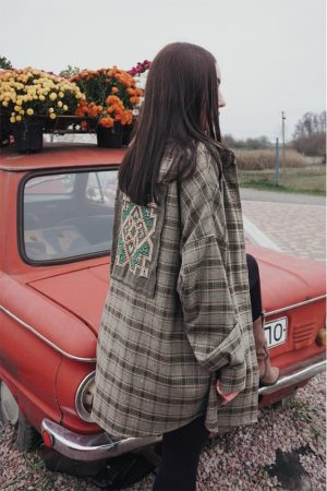 Жіноча авторська сорочка з вишивкою на спині в оливково-коричневу клітинку Жіноча авторська сорочка з вишивкою на спині в оливково-коричневу клітинку