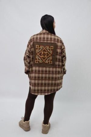 Жіноча авторська сорочка з вишивкою в коричнево-бежеву клітинку Жіноча авторська сорочка з вишивкою в коричнево-бежеву клітинку