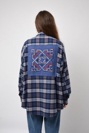 Жіноча авторська сорочка з вишивкою в синьо-сіру клітинку