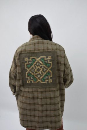 Жіноча авторська сорочка з вишивкою в оливково-коричневу клітинку Жіноча авторська сорочка з вишивкою в оливково-коричневу клітинку