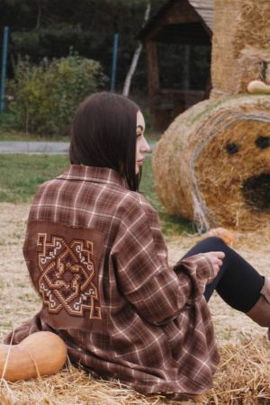 Жіноча авторська сорочка з вишивкою в коричнево-бежеву клітинку