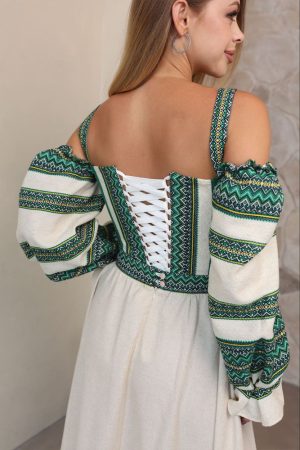 Женское праздничное платье с корсетом и вышивкой в зелёных оттенках