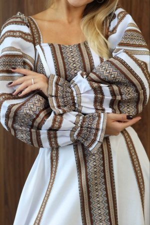 Жіноча святкова сукня з корсетом та вишивкою в теплих коричневих відтінках