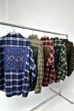 Жіноча авторська сорочка з вишивкою на спині в оливково-коричневу клітинку