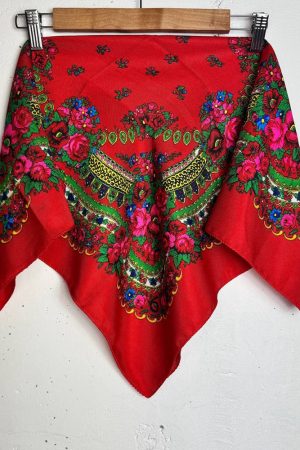 Українська маленька хустка червона з традиційним квітковим орнаментом 70×70 см