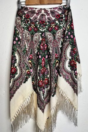 Украинский шерстяной платок кремовый с цветочным орнаментом и кистями 115×115 см Украинский шерстяной платок кремовый с цветочным орнаментом и кистями 115×115 см