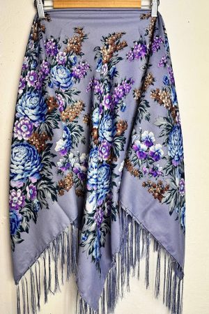 Вовняна хустка з українськими мотивами сіра з квітковим орнаментом 120×120 см