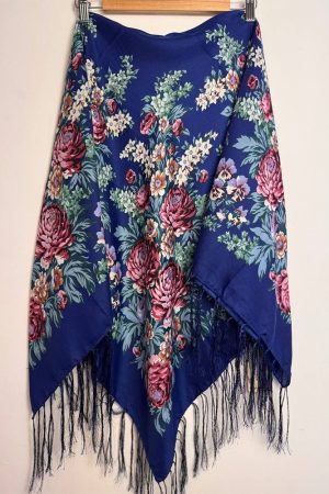 Вовняна хустка з українськими мотивами синя з квітковим орнаментом 120×120 см