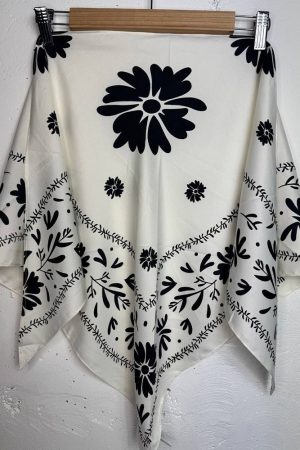 Стильна шовкова косинка біла з чорним квітковим орнаментом 135×65 см