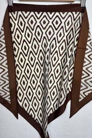 Стильна шовкова косинка кремово-коричнева з геометричним орнаментом 135×65 см