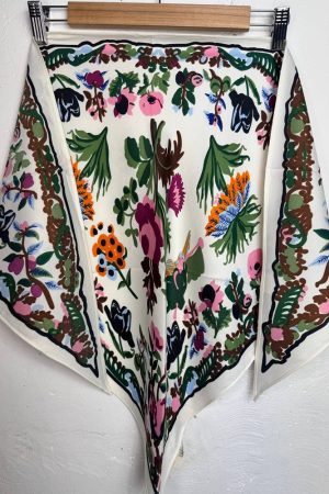 Стильна шовкова косинка кремова з кольоровим квітковим орнаментом 135×65 см