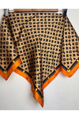 Стильный шелковый платок бежевый с геометрическим орнаментом 70×70 см