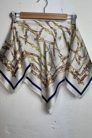 Стильна шовкова хустка бежева з декоративним орнаментом ланцюгів 70×70 см