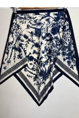 Бандана молочная с тёмно-синим растительным орнаментом