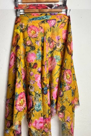 Легка батистова хустка-павутинка жовта з яскравим квітковим орнаментом 135×135 см